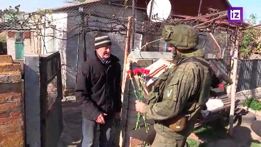 Военный РФ поздравляет детей ВОВ