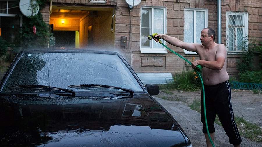 Можно мыть машину возле дома. Женщина моет машину. Моет машину во дворе. Парень моет машину. Чинит машину.
