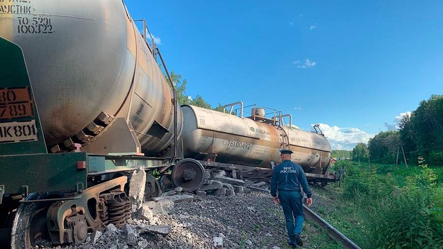 Поезд сошел с рельс фото