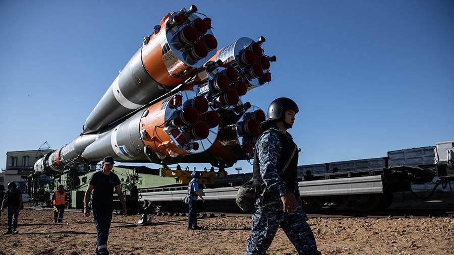 Ракету с кораблем «Циолковский» установили на стартовом столе Байконура
