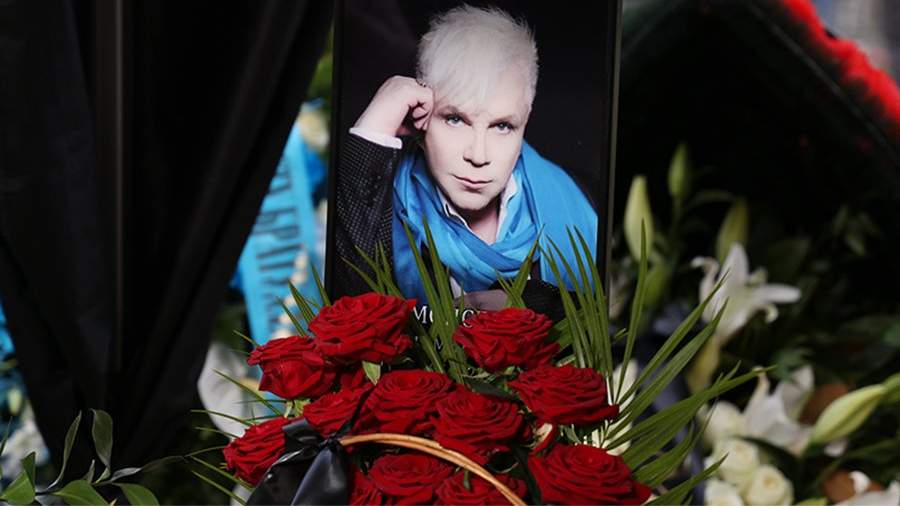 Алла Пугачева расплакалась, когда директор Моисеева прислал ей видео его памятни