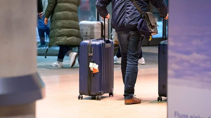 В Домодедово грузчики украли из багажа пассажирки 600 тыс. рублей ...