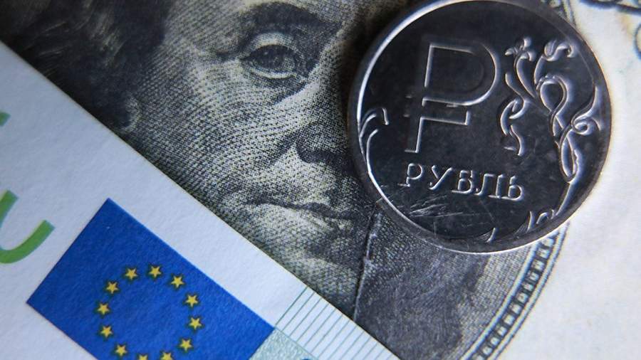 Аналитики объяснили причины ослабления рубля и дали прогноз на декабрь