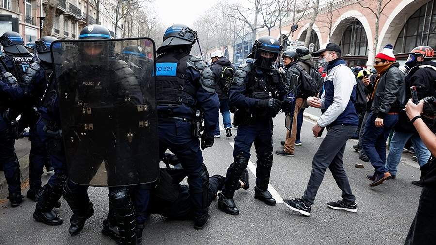 Новости мира: на массовых протестах во Франции начались беспорядки