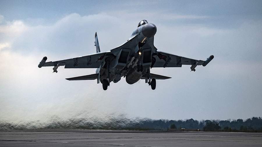 Истребитель Су-35 пресек нарушение госграницы бомбардировщиками США
