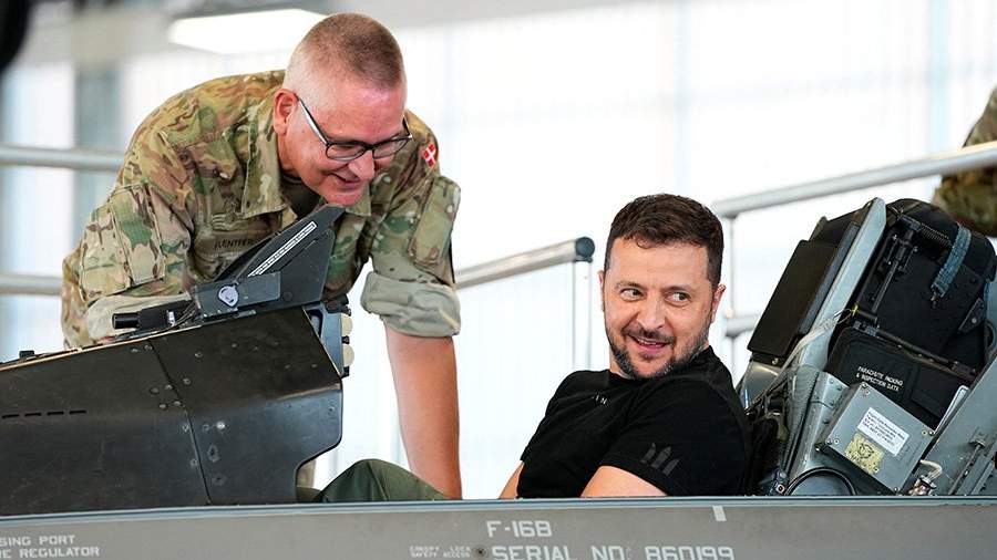 В ходе визита в Данию Зеленский посидел в кресле истребителя F-16 Новости мира И