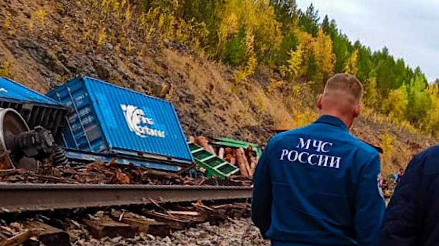 Девять вагонов поезда сошли с рельсов в Якутии