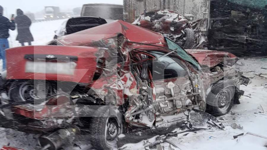 Спальня для юноши в современном стиле. Комната без люстры. Планировка спальни в стиле минимализм. Комната подростка. Человек в комнате.