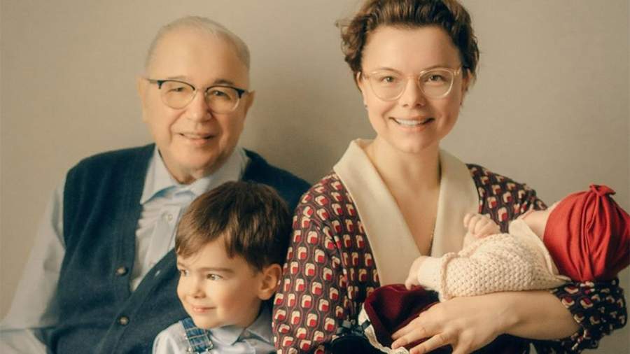 Жена Евгения Петросяна опубликовала фото с дочерью | Новости общества |  Известия | 13.03.2024