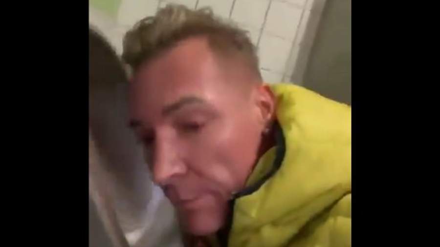 секс головой в унитаз 