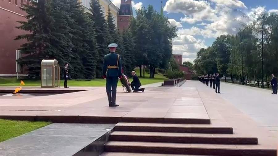 Путин в День памяти и скорби возложил венок к Могиле Неизвестного Солдата | Новости общества | Известия | 22.06.2024
