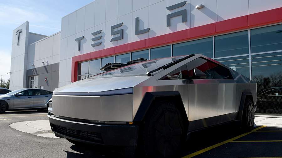
                    Около 400 человек провели митинг у автосалона Tesla против Маcка

        