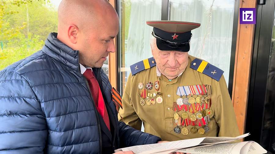 
                    «Известия» подарили копию газеты от 9 мая 1945 года сидевшему на параде с Путиным ветерану

        