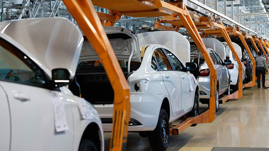 
                    Продажи новых легковых авто в РФ в апреле выросли на четверть

        