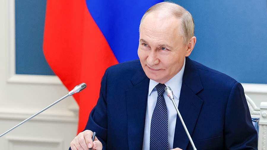 Путин назвал семейные ценности непреложными для россиян