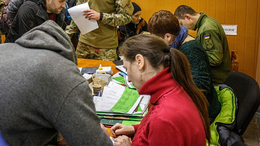 
                    На Украине мужчина впал в кому после задержания сотрудниками ТЦК

        