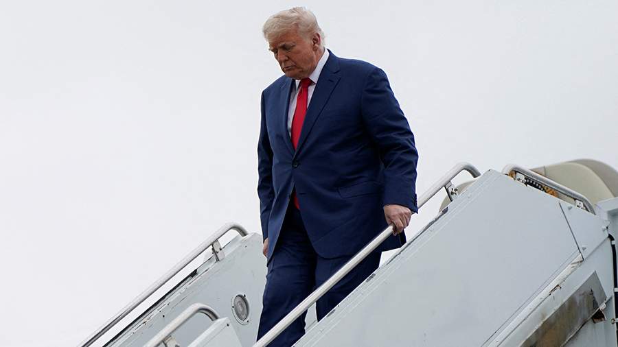 
                    Трамп и госсекретарь США Рубио споткнулись на трапе самолета

        