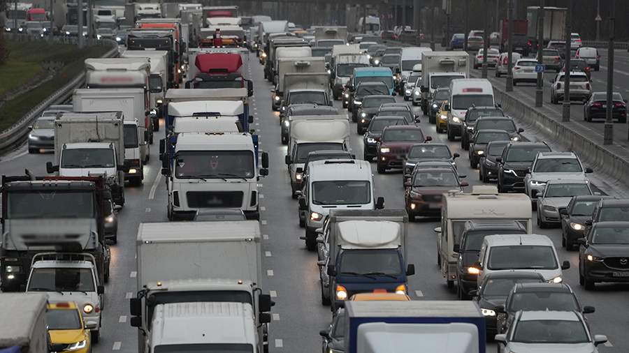 
                    В Москве на МКАД перевернулся грузовик

        