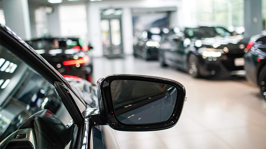 
                    Продажи новых легковых авто в России снизились на 28% в мае

        