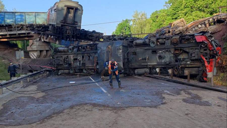 
                    Транспортная прокуратура взяла на контроль дело о крушении поезда в Курской области

        
