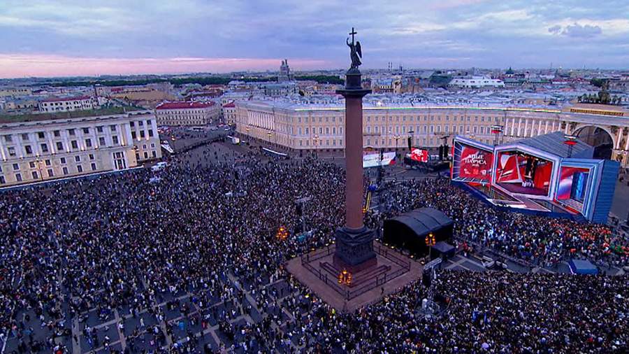 Выпускники завели хороводы под песни Кадышевой на празднике «Алые паруса»