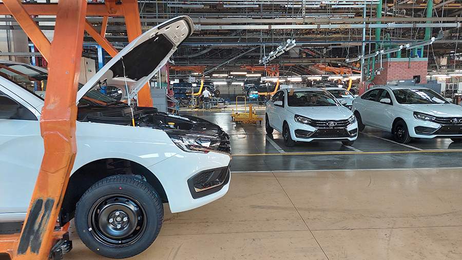 
                    Аналитик сообщил о больших товарных запасах автомобилей Lada

        