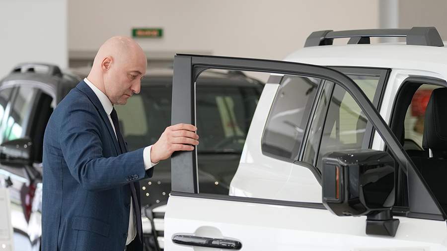 
                    Продажи новых легковых автомобилей в России в июне снизились на 27,6%

        
