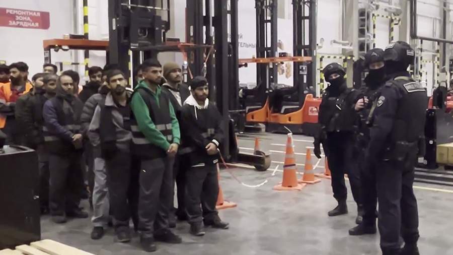 Незаконно работавших на подмосковном складе 96 мигрантов вышлют из России
Незаконно работавших на подмосковном складе 96 мигрантов вышлют из России