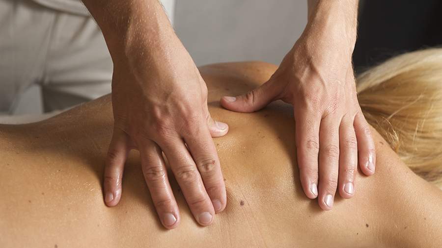 Эксперт предупредила об опасности массажа спины в домашних условиях