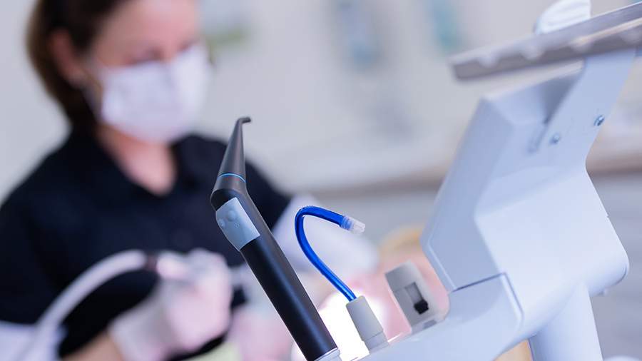 Стоматолог назвал группы людей с повышенным риском отторжения имплантов