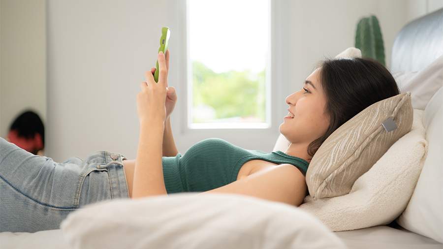 Врач рассказала о вреде привычки лежать после еды и её последствиях