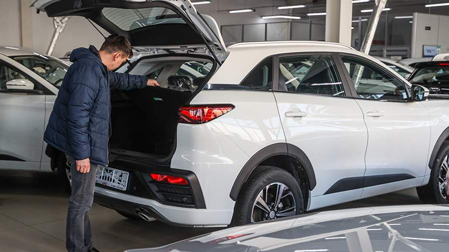 
                    Половина проданных в 2025 году авто в РФ оказались прошлогодними

        