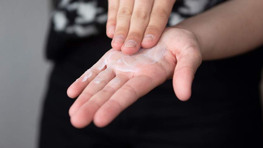 Дерматолог объяснила правила ухода за кожей рук зимой