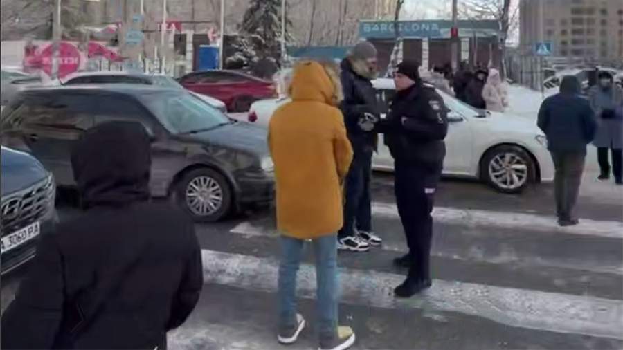 
                    Украинские СМИ сообщили о перекрытии дороги жителями села под Киевом

        