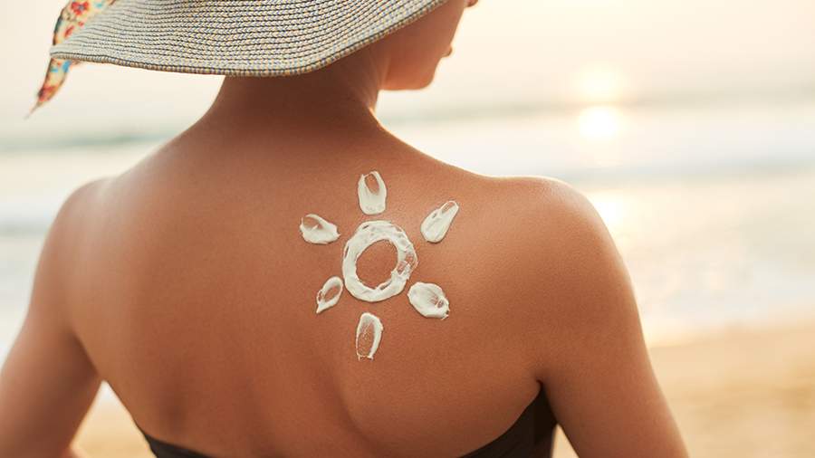 Врач развенчала миф о защите от солнца тональным кремом с SPF