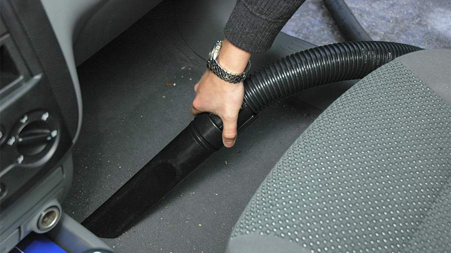 
                    Автоэксперт предупредил водителей об опасности реагентов в салоне авто

        