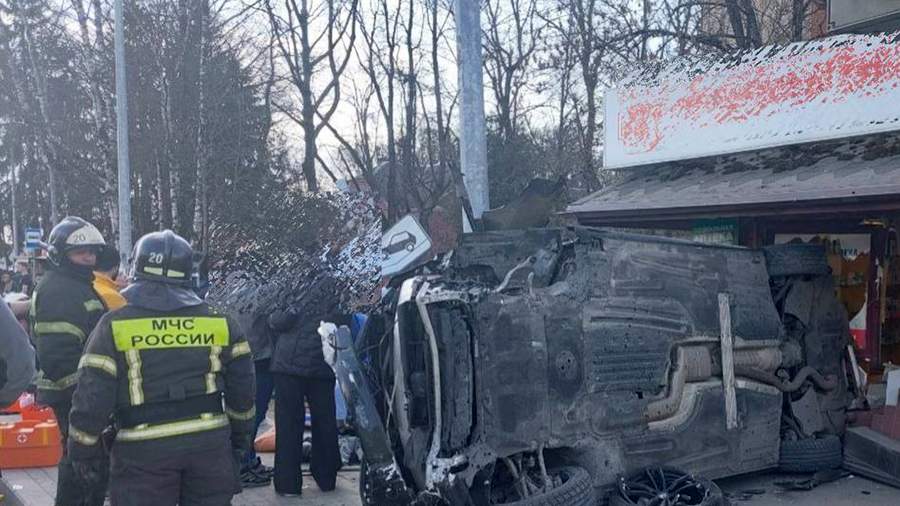 
                    Легковой автомобиль влетел в толпу пешеходов в Калининградской области

        