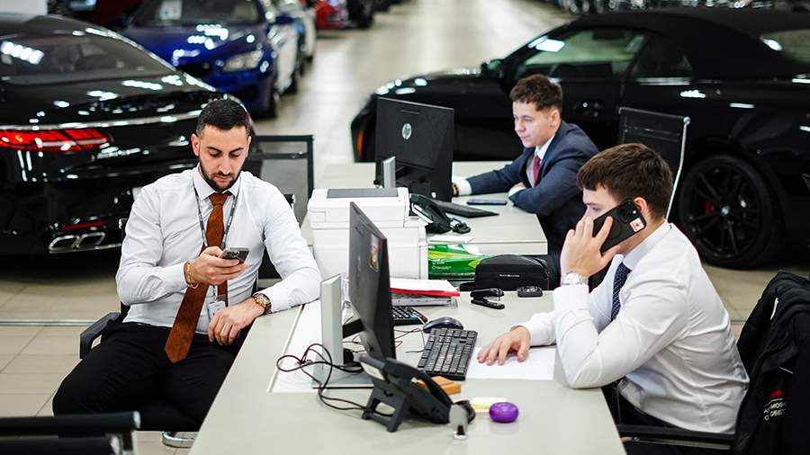 
                    Продажи новых легковых автомобилей в РФ выросли на 15% в апреле

        