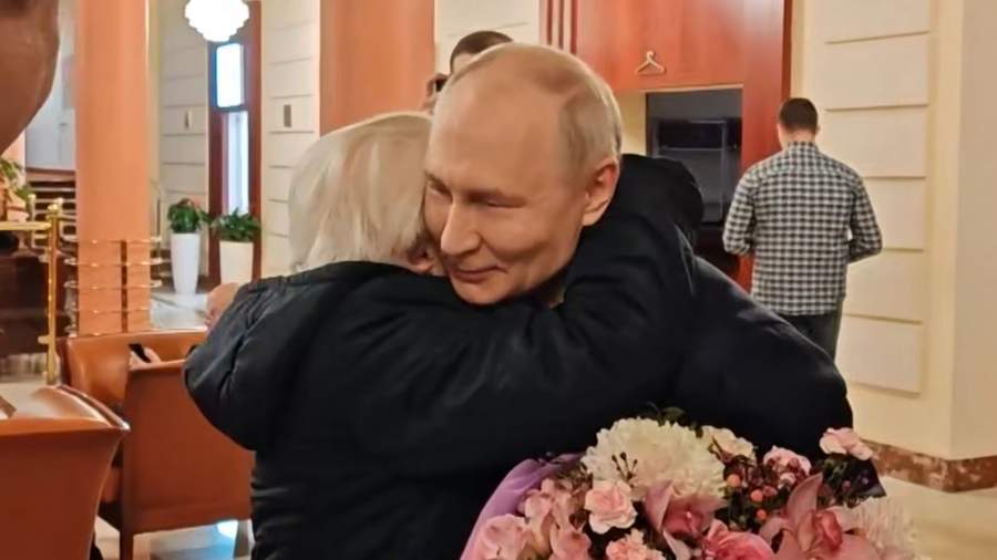 Появились кадры встречи Путина со своей школьной учительницей в Москве
Появились кадры встречи Путина со своей школьной учительницей в Москве