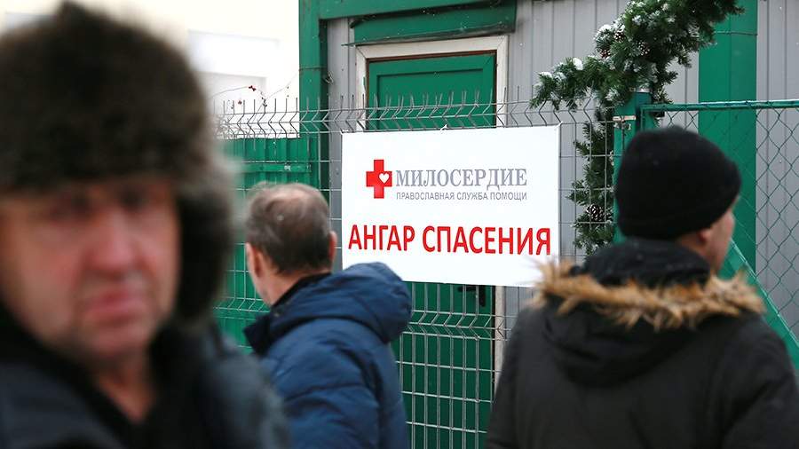 что такое рабочий дом в питере. %D0%B0%D0%BD%D0%B3%D0%B0%D1%80 RIAN 3274351.HR .ru 0. что такое рабочий дом в питере фото. что такое рабочий дом в питере-%D0%B0%D0%BD%D0%B3%D0%B0%D1%80 RIAN 3274351.HR .ru 0. картинка что такое рабочий дом в питере. картинка %D0%B0%D0%BD%D0%B3%D0%B0%D1%80 RIAN 3274351.HR .ru 0. Этот работяга не пожалуется на побои, не пойдет судиться за невыплату зарплаты, обойдется без врачебной помощи, даже если помирать будет. Съест доширак — и рад. Его по документам вообще не существует, поэтому не нужно платить за него налоги и проводить по ведомостям. А если скончался при странных обстоятельствах — то никто и не хватится. Кто этот идеальный для работодателя работник? У него много прозвищ: бич, бездомный, скиталец, клошар, бомж. На улицах больших городов сегодня бродяг стало заметно меньше, но едва ли это повод порадоваться торжеству светлых сил. За последние несколько лет образовалась целая индустрия нелегального бизнеса, основанного на рабском труде социально незащищенных людей. Это так называемые рабочие дома, приносящие их владельцам ту самую прибыль в 300%, ради которой капиталист, по выражению Маркса, пойдет на любое преступление. Портал iz.ru вместе с РЕН ТВ в рамках журналистского расследования разбирался в тонкостях современного рабовладения.