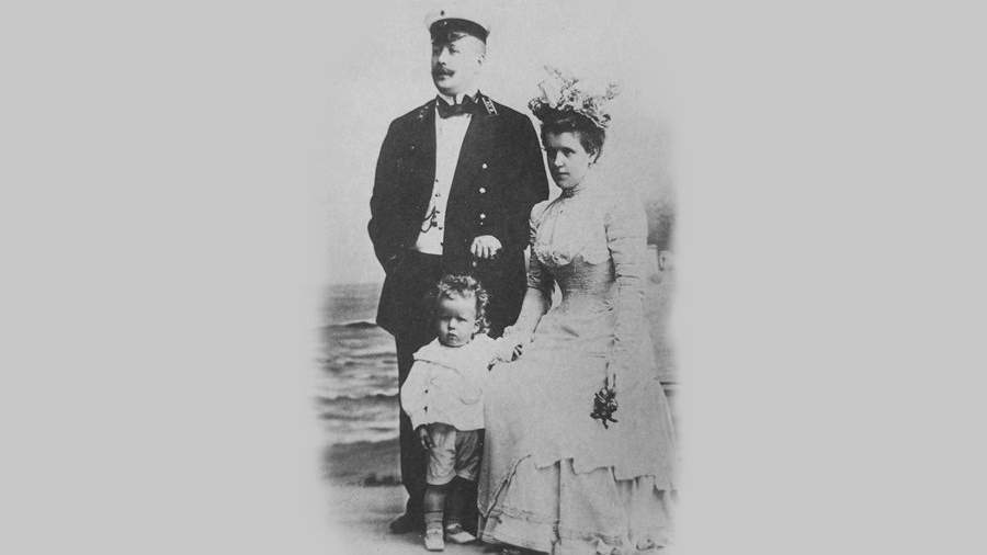 С м эйзенштейн что сделал. E 1. С м эйзенштейн что сделал фото. С м эйзенштейн что сделал-E 1. картинка С м эйзенштейн что сделал. картинка E 1. Его талантом восхищался сам Чарли Чаплин, назвавший картину «Иван Грозный» «высшим достижением в жанре исторических фильмов». Голливуд в середине 1920-х пригласил молодого гения поработать в Америке, а «вождь всех народов» вручил ему две Сталинских премии. Но за успешным обликом скрывался глубоко несчастный человек, для которого проблески счастья и творческой свободы сменялись черными полосами депрессии и гонений. С м эйзенштейн что сделал. E 1. С м эйзенштейн что сделал фото. С м эйзенштейн что сделал-E 1. картинка С м эйзенштейн что сделал. картинка E 1. Его талантом восхищался сам Чарли Чаплин, назвавший картину «Иван Грозный» «высшим достижением в жанре исторических фильмов». Голливуд в середине 1920-х пригласил молодого гения поработать в Америке, а «вождь всех народов» вручил ему две Сталинских премии. Но за успешным обликом скрывался глубоко несчастный человек, для которого проблески счастья и творческой свободы сменялись черными полосами депрессии и гонений.