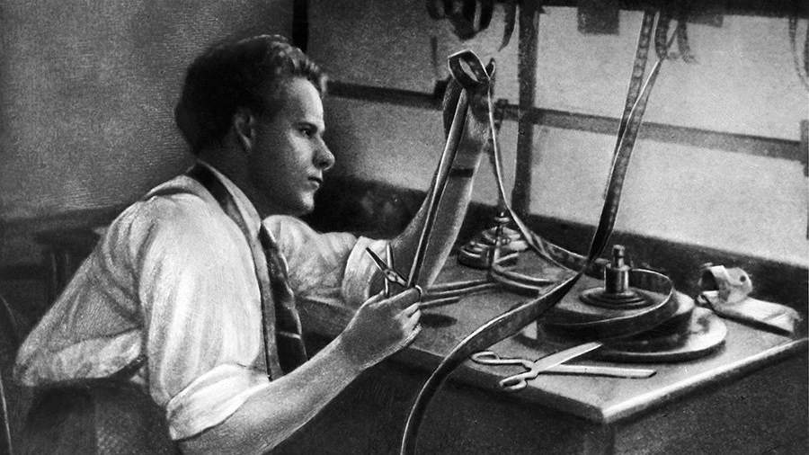 С м эйзенштейн что сделал. RIAN 594519.HR .ru 1. С м эйзенштейн что сделал фото. С м эйзенштейн что сделал-RIAN 594519.HR .ru 1. картинка С м эйзенштейн что сделал. картинка RIAN 594519.HR .ru 1. Его талантом восхищался сам Чарли Чаплин, назвавший картину «Иван Грозный» «высшим достижением в жанре исторических фильмов». Голливуд в середине 1920-х пригласил молодого гения поработать в Америке, а «вождь всех народов» вручил ему две Сталинских премии. Но за успешным обликом скрывался глубоко несчастный человек, для которого проблески счастья и творческой свободы сменялись черными полосами депрессии и гонений. С м эйзенштейн что сделал. RIAN 594519.HR .ru 1. С м эйзенштейн что сделал фото. С м эйзенштейн что сделал-RIAN 594519.HR .ru 1. картинка С м эйзенштейн что сделал. картинка RIAN 594519.HR .ru 1. Его талантом восхищался сам Чарли Чаплин, назвавший картину «Иван Грозный» «высшим достижением в жанре исторических фильмов». Голливуд в середине 1920-х пригласил молодого гения поработать в Америке, а «вождь всех народов» вручил ему две Сталинских премии. Но за успешным обликом скрывался глубоко несчастный человек, для которого проблески счастья и творческой свободы сменялись черными полосами депрессии и гонений.