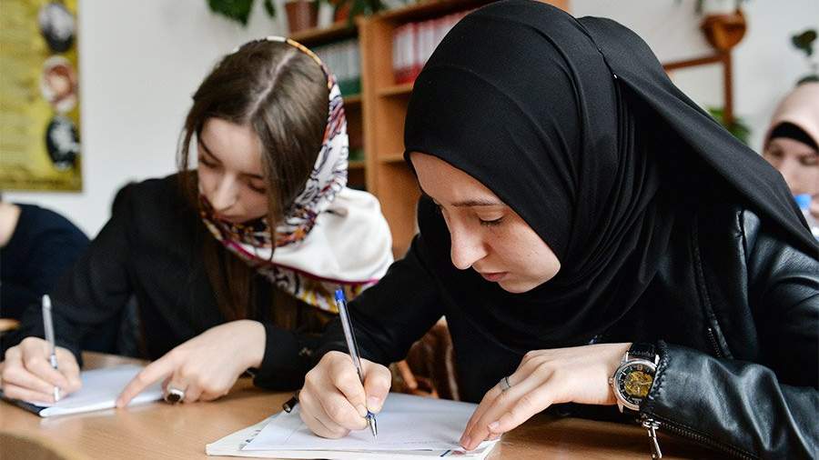 девушки в платках в в средней общеобразовательной школе в Грозном