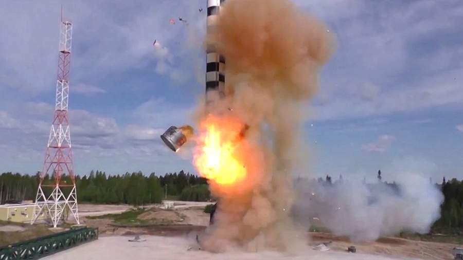 что такое сармат в строительстве. RIAN 5595365.HR .ru. что такое сармат в строительстве фото. что такое сармат в строительстве-RIAN 5595365.HR .ru. картинка что такое сармат в строительстве. картинка RIAN 5595365.HR .ru. За счет большей тяги двигателей изделие РС-28 отличается от предыдущих жидкостных МБР отечественного производства сокращенной продолжительностью активного участка полета. Этот факт определенным образом затрудняет работу средств противоракетной обороны противника, атакующих цель во время разгона, когда она наиболее заметна и уязвима. Кроме того, это приводит к тому, что во время разгона и выхода на траекторию «Сармат» остается в безопасной зоне, недоступной для вражеской ПРО.