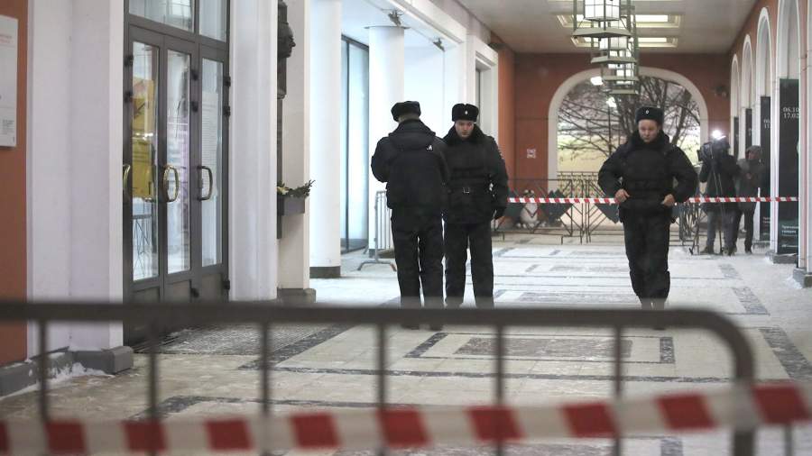 Сотрудники полиции дежурят у входа в Третьяковскую галерею 