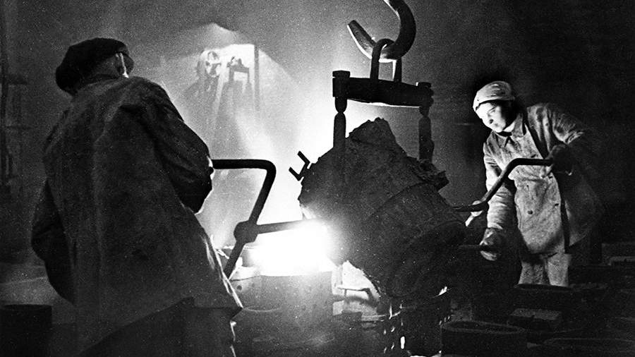 Рабочие заливают формы на одном из заводов осажденного Ленинграда