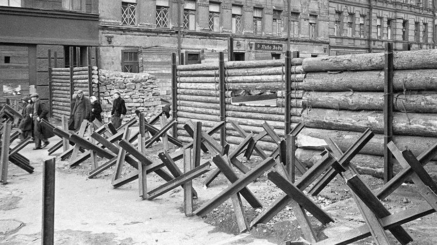Противотанковые ежи, надолбы и баррикады перекрывали все въезды в город. Октябрь 1941 года