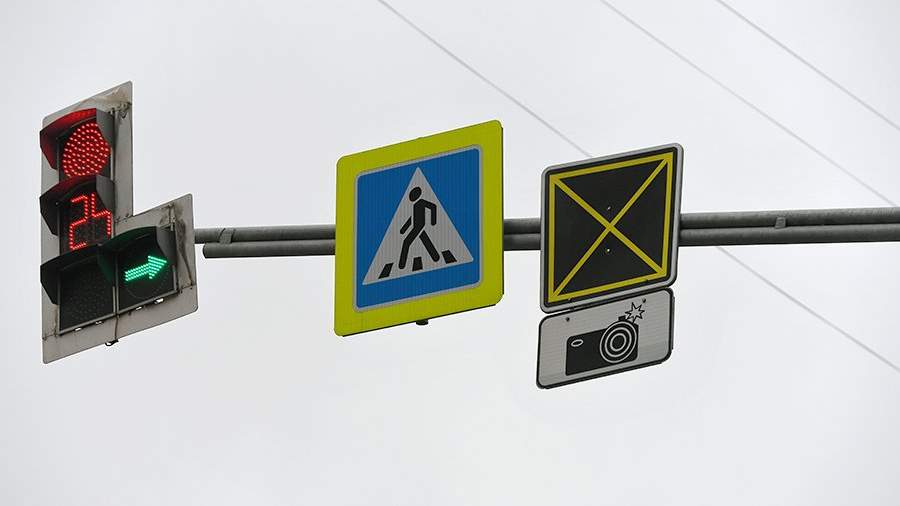 Дорожный знак, предупреждающий о видеофиксации выезда на «вафельницу» на запрещающий сигнал светофора