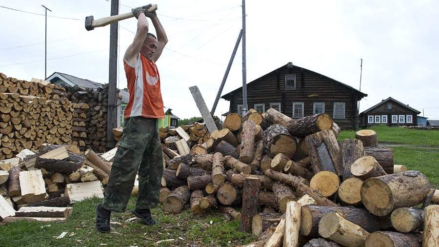 Житель деревни Кривой Наволок Республики Коми колет дрова