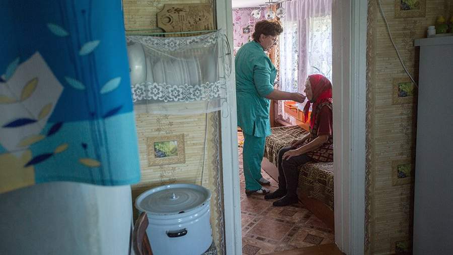 Сельский врач во время оказания медицинской помощи на дому в Муромцевском районе Омской области
